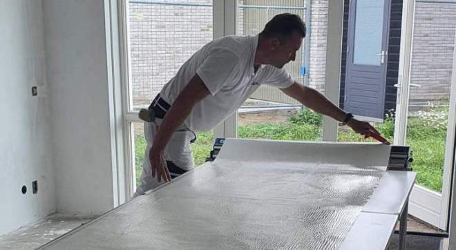 Renovlies behangen van een nieuwbouwappartement in Brielle